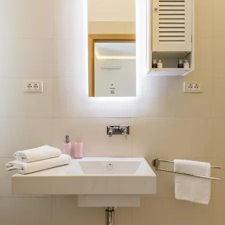 בית הארחה Luxury In The Center Of - Maniva 3*