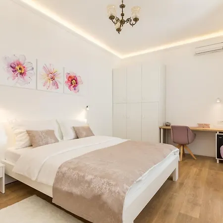 בית הארחה Luxury In The Center Of - Maniva 3*