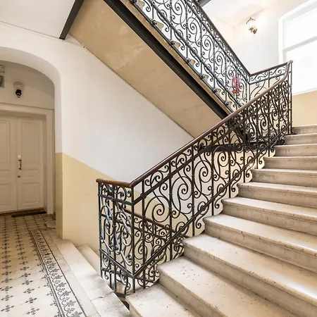 Konukevi Luxury In The Center Of - Maniva 3*